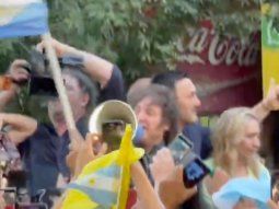 Tensión con Javier Milei en Mendoza: logró caminar 10 minutos con un megáfono
