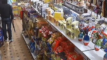 video: el impactante robo de cuatro ladrones armados que genero una pueblada video: el impactante robo de cuatro ladrones armados que genero una pueblada