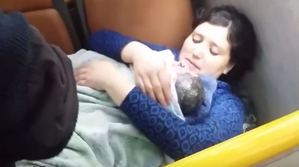 Un chofer de un colectivo asistió el parto de una mujer.