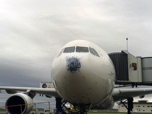 Así quedó un avión golpeado por la tormenta al aterrizar en Ezeiza