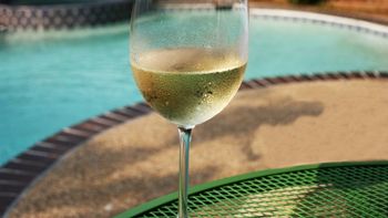 Vino pileta verano bebida