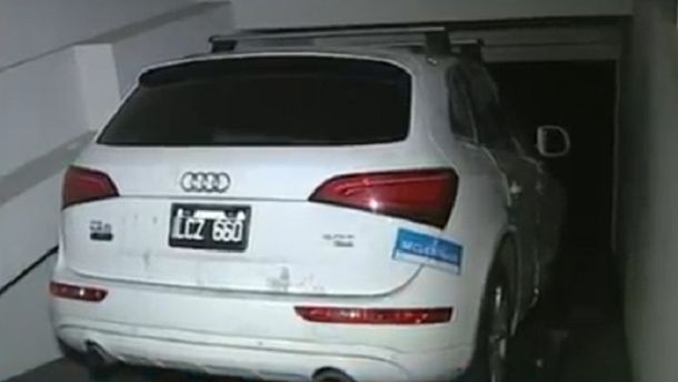 El auto que fue abandona por los delincuentes en un edificio