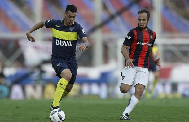 Pavón lleva el balón ante la marca de Belluschi