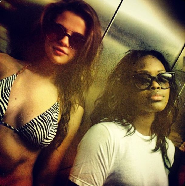 Selena Gómez mostró su look safari en la playa