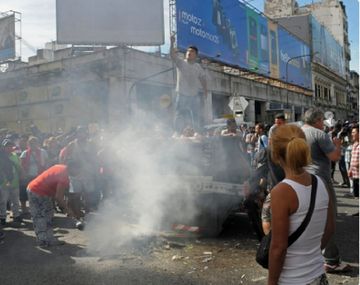 La curiosa selfie de un mantero, en medio de la represión