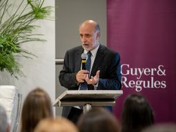 El ministro de Trabajo y Seguridad Social de Uruguay, Pablo Mieres, confirmó que desde agosto rigen los cambios de la reforma de seguridad social. El ministro de Trabajo y Seguridad Social de Uruguay, Pablo Mieres, confirmó que desde agosto rigen los cambios de la reforma de seguridad social.