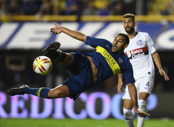 Wanchope Ábila le pega ante la mirada de Gino Peruzzi