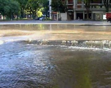 Libertados inundada por un caño roto - Crédito:&nbsp;@charlygonza_07