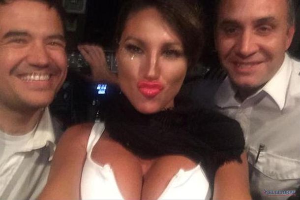 Vicky junto a los pilotos Matías Soaje y Federico Zocchi