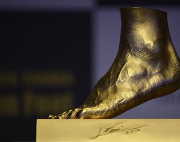Venden una réplica en oro del pie izquierdo de Messi