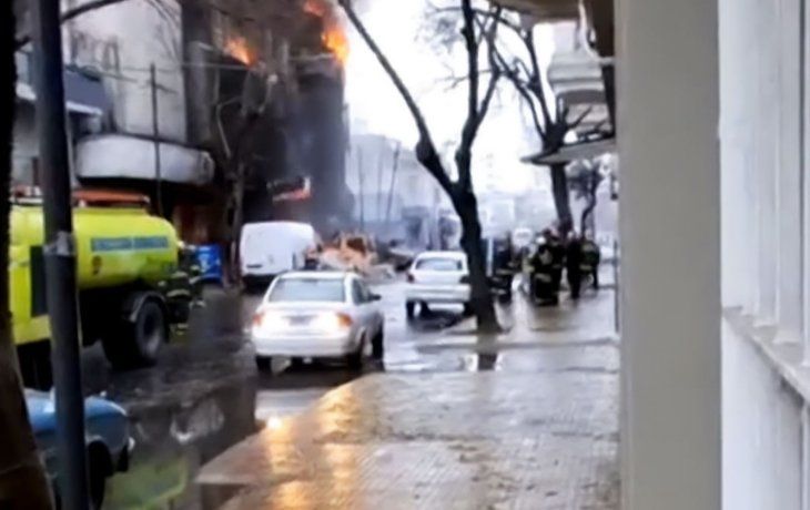 Estremecedor: así se derrumbó el depósito que se incendió en La Plata