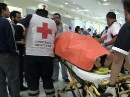 Cruz Roja Mexicana retira heridos del mercado de pirotecnia de San Pablito en México Cruz Roja Mexicana retira heridos del mercado de pirotecnia de San Pablito en México