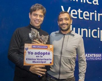 Kicillof visitó la veterinaria municipal de Berazategui y adoptó a dos gatitos
