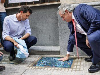 Alberto y Wado descubrieron una baldosa en memoria de dos trabajadores desaparecidos