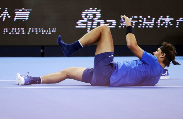 Insólito: a Rafa Nadal se le salió una zapatilla y se dio un terrible golpe