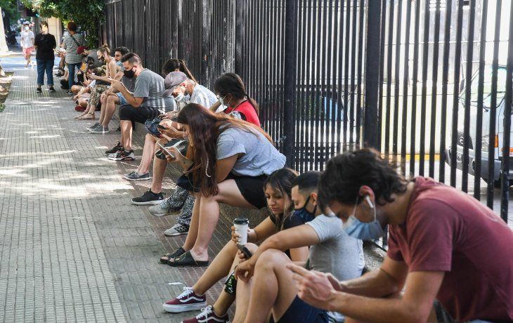 Argentina se acerca a los 100 mil casos diarios de COVID-19, pero el pico podría ser aún más alto
