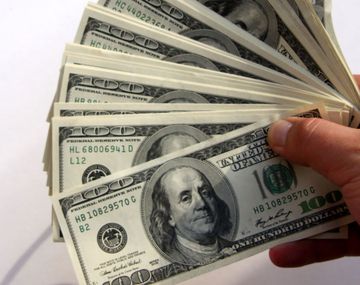 La AFIP comenzó a devolver el recargo por la compra de dólar ahorro en 2015