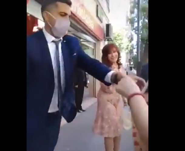 Cristina Kirchner le contó su experiencia con la vacuna Sputnik V a una señora en la calle