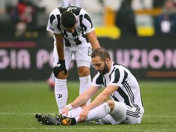 Gonzalo Higuaín se fue lesionado en el derby de Turín. Gonzalo Higuaín se fue lesionado en el derby de Turín.