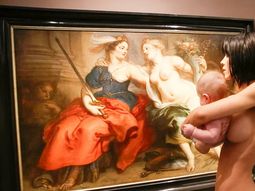 desnuda en un museo: mira el video desnuda en un museo: mira el video