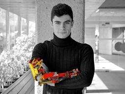 De las piezas de LEGO al récord Guinness: el joven que fabrica prótesis con bloques de construcción