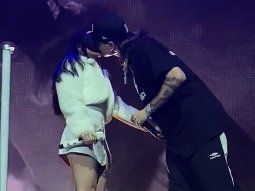El beso de Peso Pluma a Nicki Nicole sobre el escenario