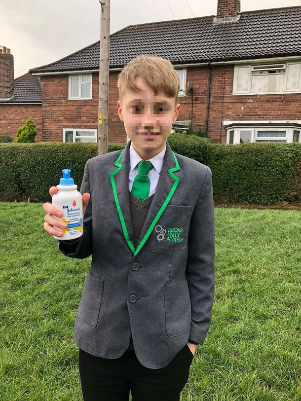 Oliver Cooper fue expulsado de su colegio en el Reino Unido por vender alcohol en gel