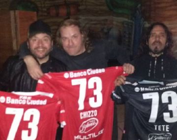 Los directivos les dieron camisetas del equipo
