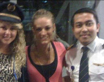 Jonti Roos, una pasajera que viajó en diciembre de 2011 viajó junto a su amiga Jaan Maree y que fueron invitadas por el copiloto FariqAb Habid a pasar una hora en la cabina del avión, charlando y fumando, mientras viajaba de Phuket (Tailandia) a Kuala L