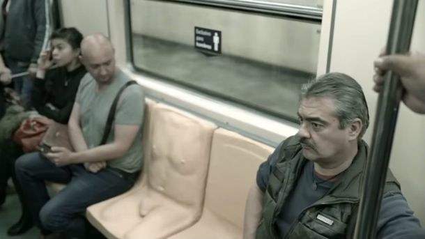 Ponen un asiento exclusivo para hombres en el subte y se vuelve viral