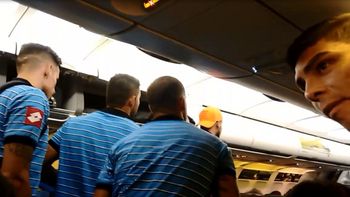 El plantel de Belgrano decidió bajarse del avión El plantel de Belgrano decidió bajarse del avión