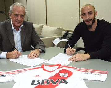 Javier Pinola firmando con River tras pagar la clausula de rescisión