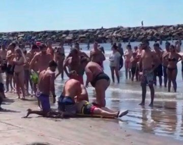 Momento dramático con final feliz en Mar del Plata: así le salvaron la vida a un hombre en la playa