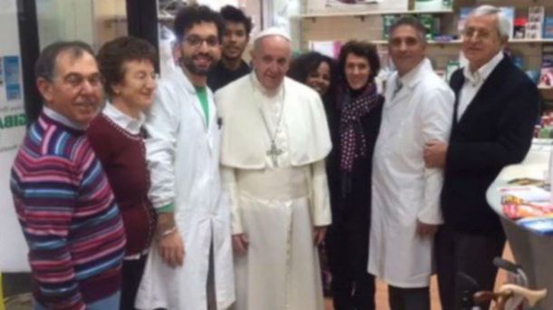 Los empleados del lugar aprovecharon la oportunidad y se sacaron una foto con el Sumo Pontífice