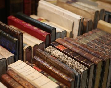 Liquida por cierre más de 4.000 libros a $200 y es viral