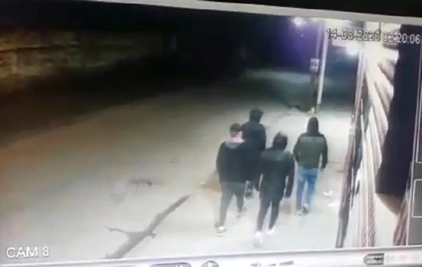 VIDEO: Así escapaban delincuentes que balearon a una mujer en Glew