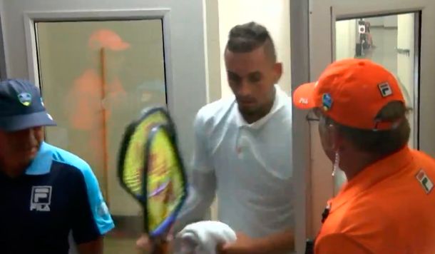 Ataque de furia de Kyrgios: rompió raquetas en el baño, le negó el saludo al juez y casi lo escupe