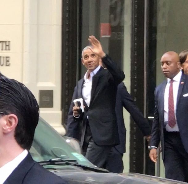 Barack Obama saliendo de una cafetería