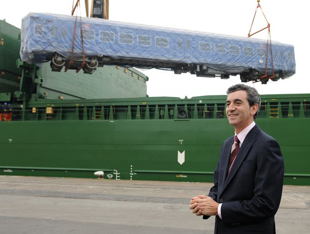 Randazzo recibió trenes 0 km comprados a China para la línea San Martín