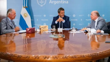 El ministro de Economía de Argentina, Sergio Massa, en una reunión con directivos de la CIU. El ministro de Economía de Argentina, Sergio Massa, en una reunión con directivos de la CIU.