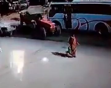 Un tractor atropelló a una mujer se fugó 