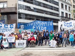 Movimientos sociales marcharon por un reconocimiento para trabajadores de merenderos y comedores