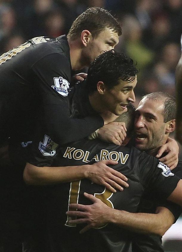 Sin Agüero, el Manchester City ganó pero no pudo ser puntero