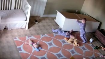 Uno de los gemelos corre el mueble para ayudar a su hermano atrapado Uno de los gemelos corre el mueble para ayudar a su hermano atrapado