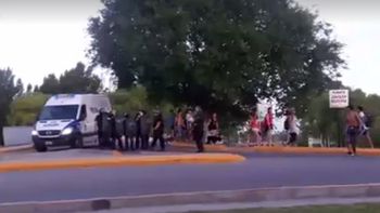 La policía y jóvenes se enfrentaron en Neuquén. La policía y jóvenes se enfrentaron en Neuquén.