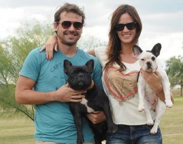 Paula Chaves y una perlita durante un movil con un perro rescatado