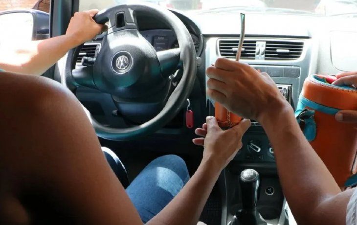 Atención, multas por tomar mate en el auto: dónde y por qué