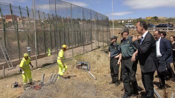 mas de 400 inmigrantes africanos cruzaron la frontera y entraron a la fuerza en espana mas de 400 inmigrantes africanos cruzaron la frontera y entraron a la fuerza en espana