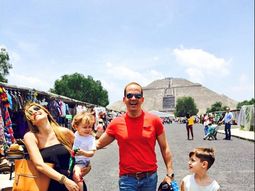 Embarazada, Pampita se fue a México junto a sus hijos