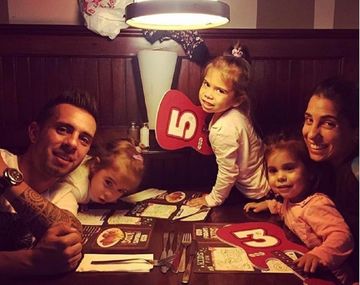 Cinthia Fernández y su familia en Ecuador.